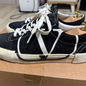 발렌티노 트릭 스니커즈 43사이즈 판매