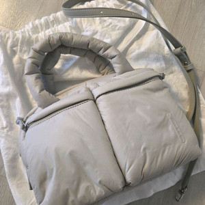 구호 패딩 토드백 가방 새상품