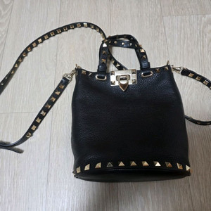 발렌티노 락스터드 버킷백