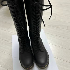 닥터마틴 20홀 롱부츠 250