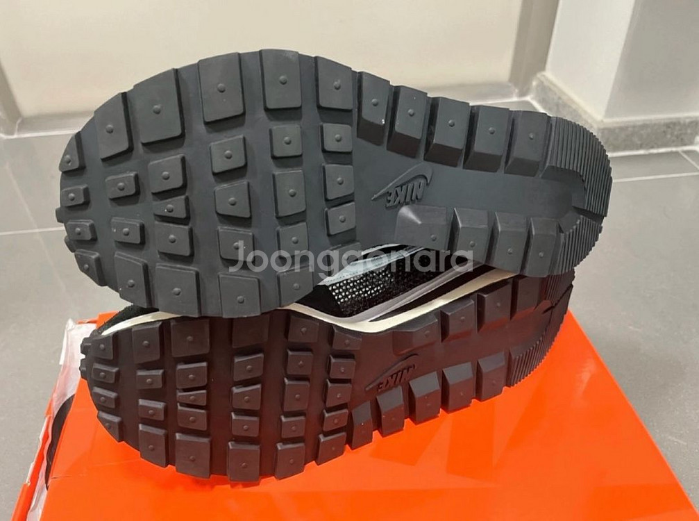 나이키 사카이 베이퍼와플 블랙 화이트 285--1