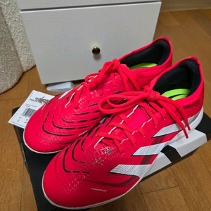 아디다스 프레데터 프로 TF 280사이즈 판매합니다.