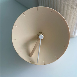 모서리 베이지 벽시계