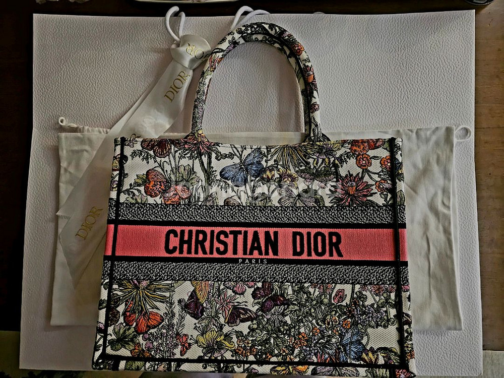 크리스챤 디올 북토트백(정품)--1