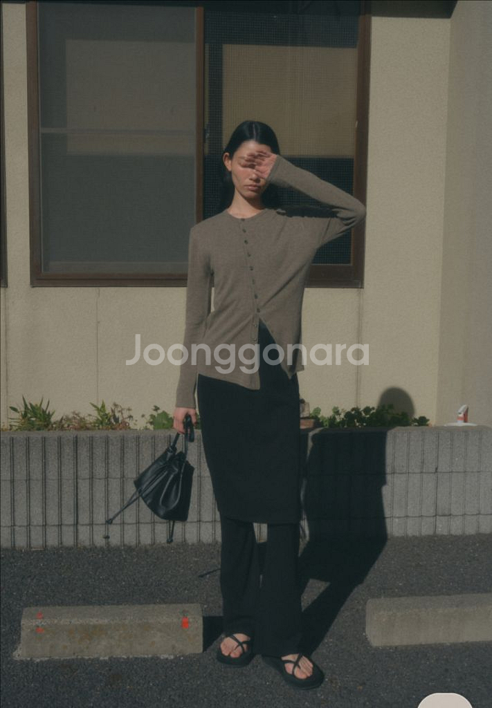 어그스트 언발란스 버튼 가디건 라이트카키 새상품--1