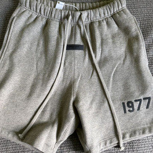 피어오브갓 에센셜 1977 다크오트밀 S 반바지팝니다