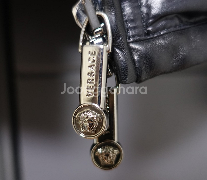 베르사체 블랙 구스다운 라이더 패딩--4