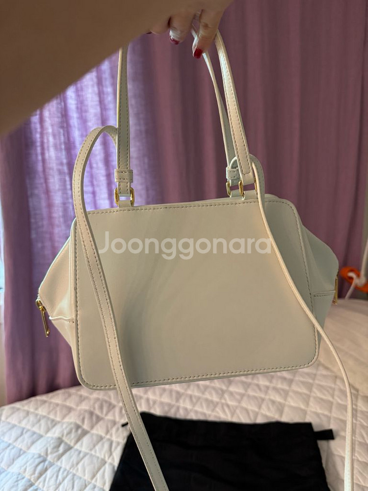 셀린느 폴드형 큐브백 화이트--2