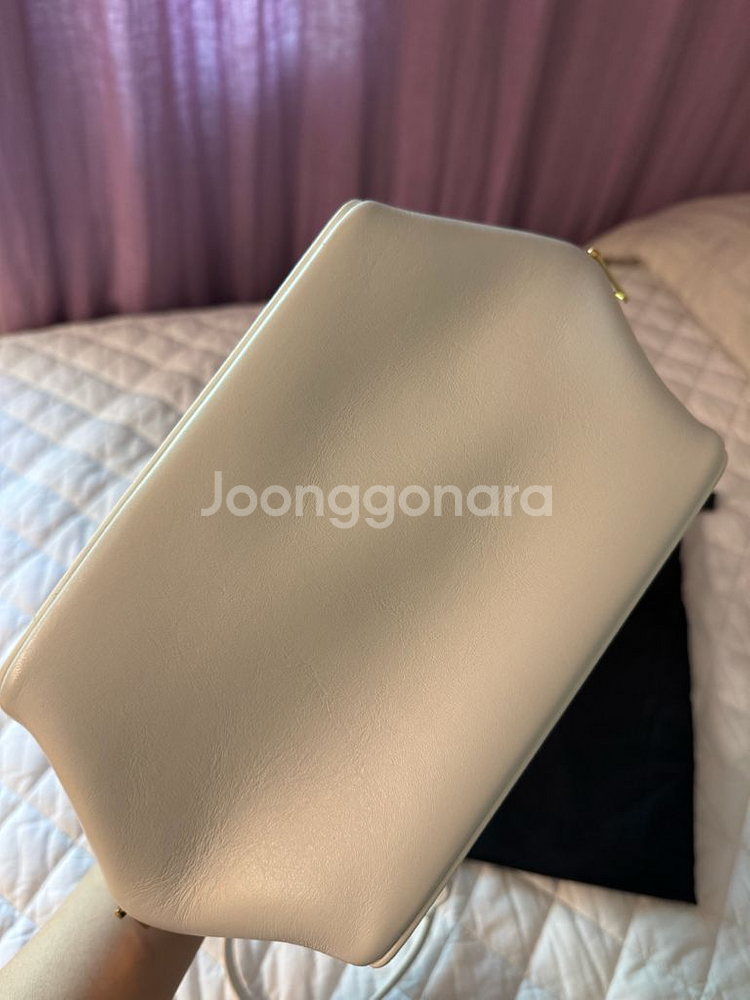 셀린느 폴드형 큐브백 화이트--3