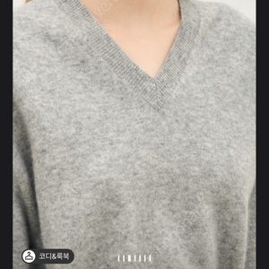 더캐시미어 슬릿 브이넥 니트