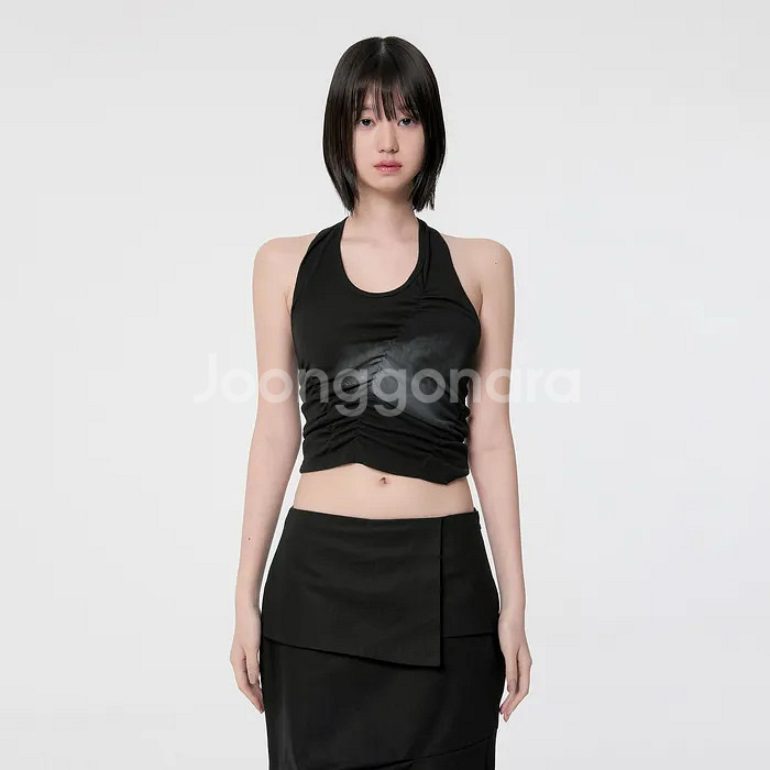 카리나착용)플레어업 홀터넥 슬리브리스 탑 나시 블랙업--1