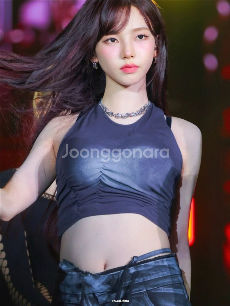 카리나착용)플레어업 홀터넥 슬리브리스 탑 나시 블랙업--0