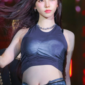 카리나착용)플레어업 홀터넥 슬리브리스 탑 나시 블랙업