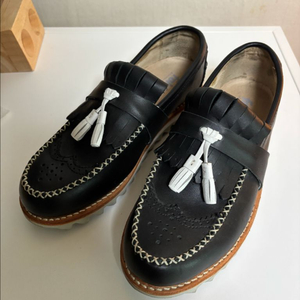 블랙 화이트 태슬 로퍼