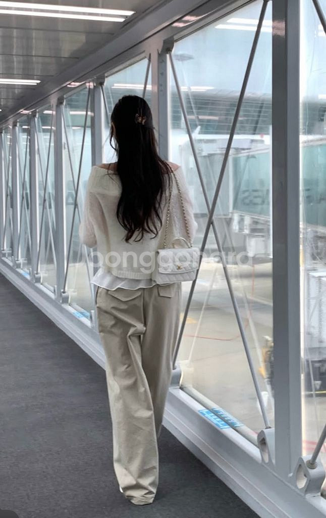 르베인 리프 오프숄더 니트 아이보이 새제품--5