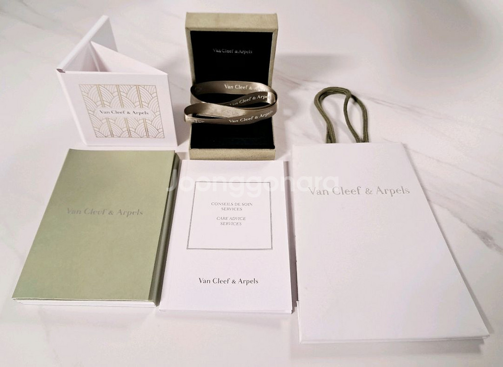 반클리프 목걸이케이스 쇼핑백 팝니다(속쿠션 겉박스분실)--0