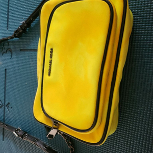 마이클코어즈옐로크로스백