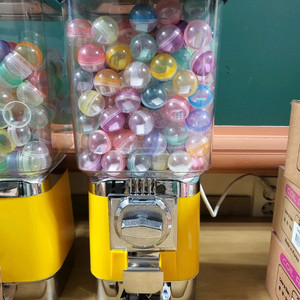 캡슐 뽑기 기계 가챠 머신 동전형 이미지