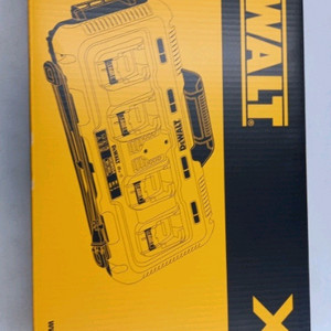 디월트 4구 고쇠충전기 dcb104