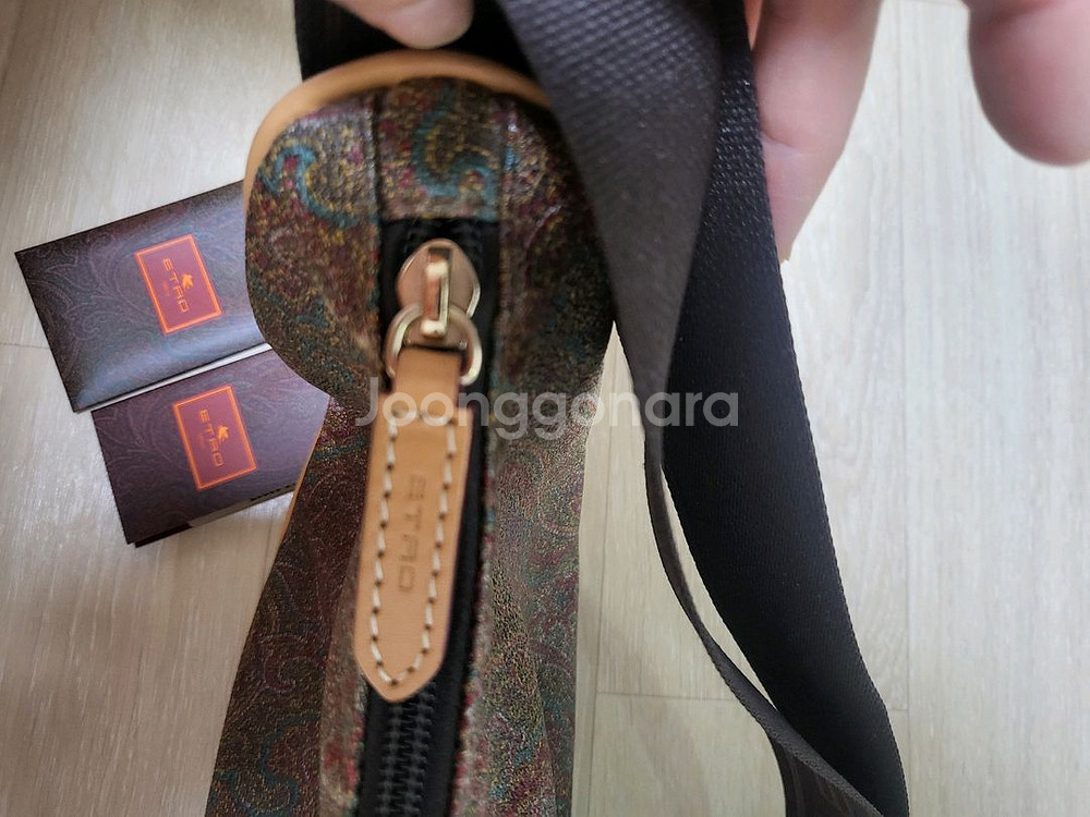 에트로 반달 크로스백--3