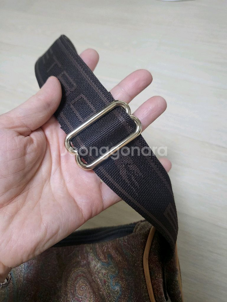 에트로 반달 크로스백--5