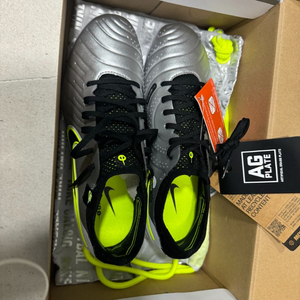 나이키 티엠포 엘리트 10 ag 팝니다. 250mm