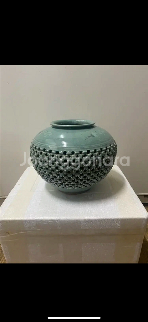 커다란 빛이 좋은 투각 청자도자기--0