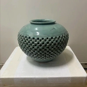 커다란 빛이 좋은 투각 청자도자기