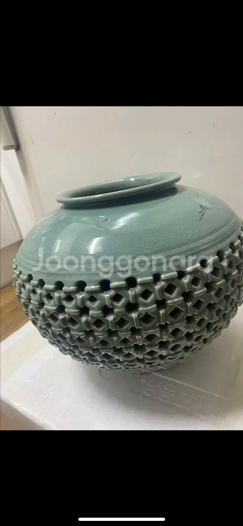 커다란 빛이 좋은 투각 청자도자기--5