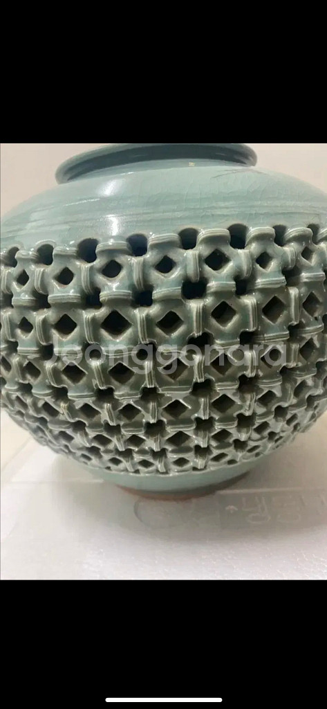커다란 빛이 좋은 투각 청자도자기--3