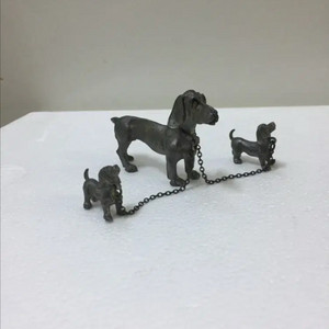 강아지 세마리가 아주 세밀히 있는 주석조형 3개