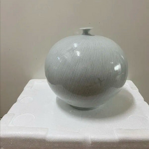 소나기빗속의 학이 연상되는 백자도자기