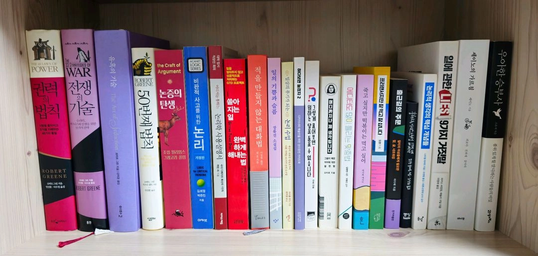 베스트셀러/에세이/자기계발서/작법서/추리 소설 책들 이미지