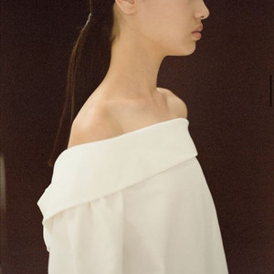 킨더살몬 오프숄더 블라우스