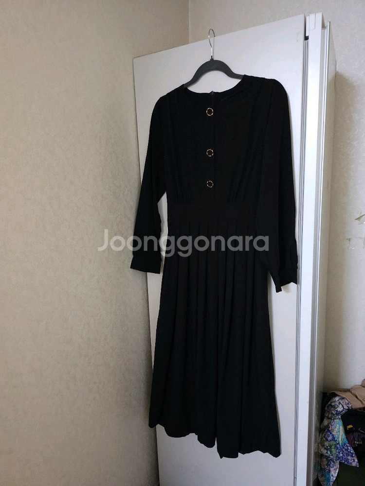 아이잗 블랙 금장 단추 플리츠 롱 원피스--0