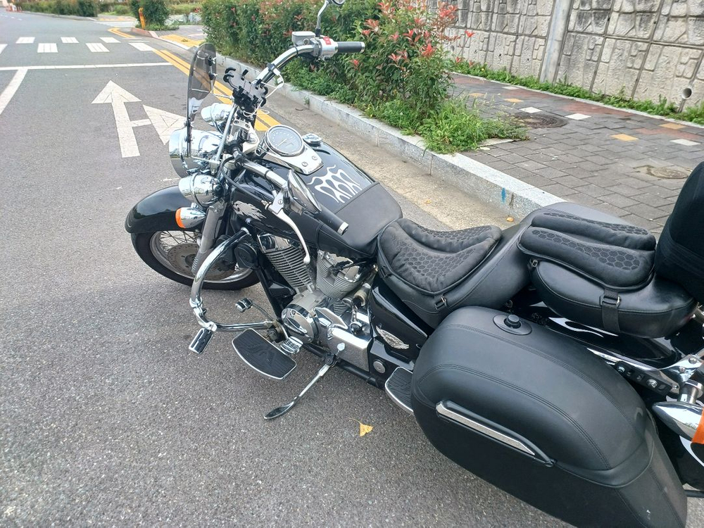 입문용 바이크 쉐도우 750 에로우 이미지