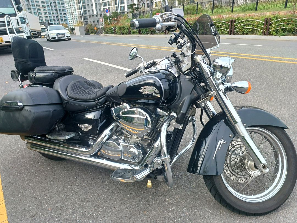 입문용 바이크 쉐도우 750 에로우 이미지