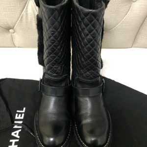 CHANEL 샤넬 퀼팅 양털 가죽 부츠