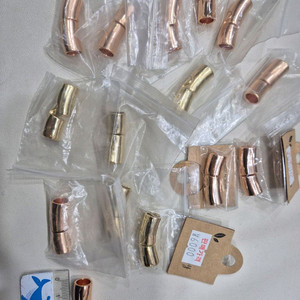 가죽팔찌 마감장식