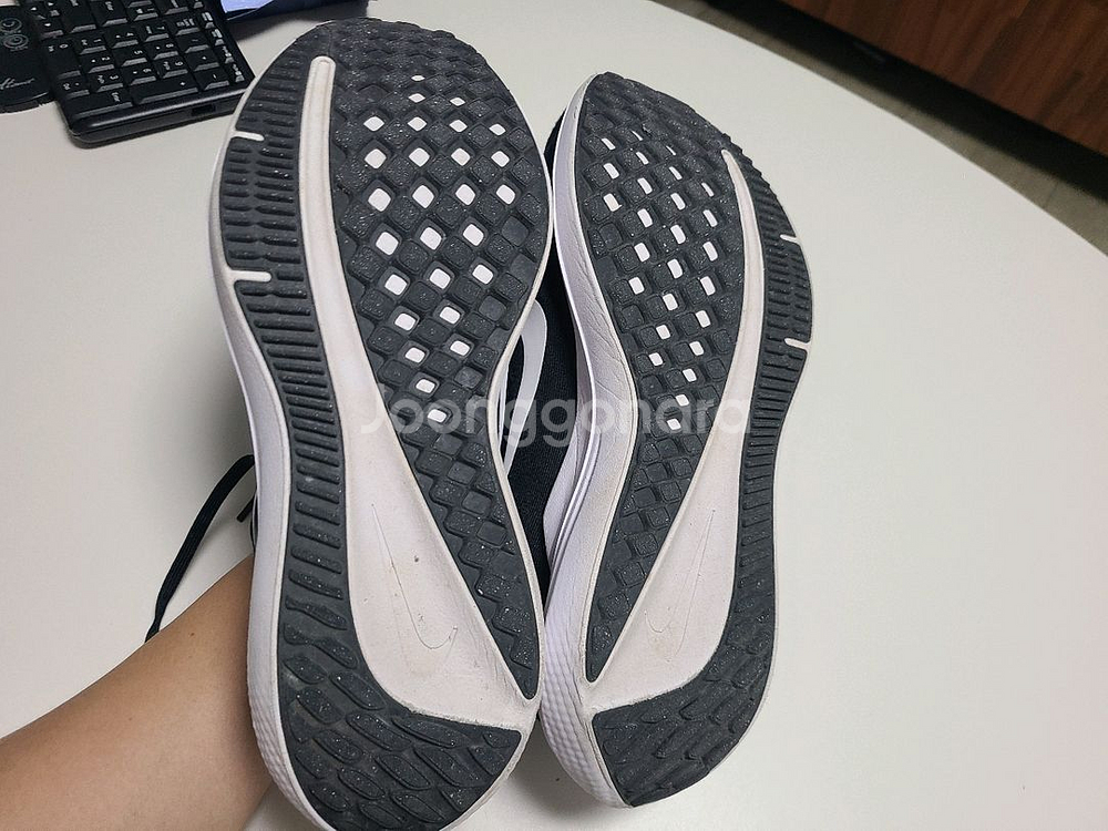 나이키 에어 윈플로 10 265사이즈 팝니다.--9