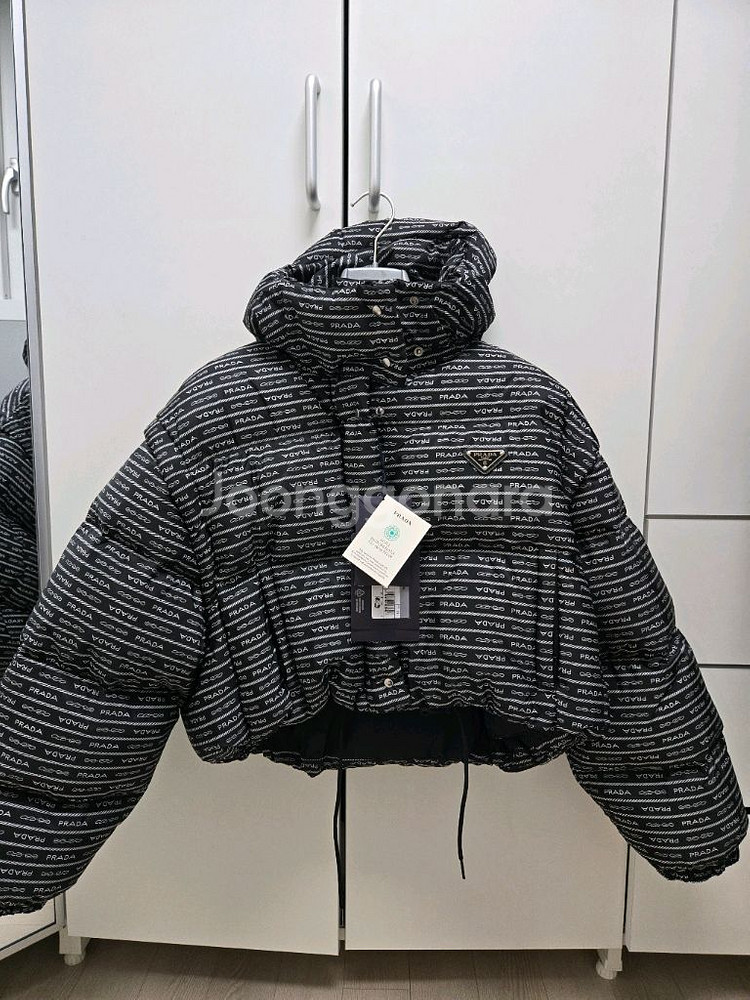 새상품 프라다 리나일론 숏패딩 38(55~66)--1