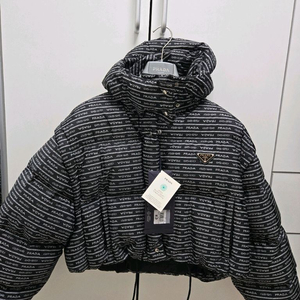 새상품 프라다 리나일론 숏패딩 38(55~66)