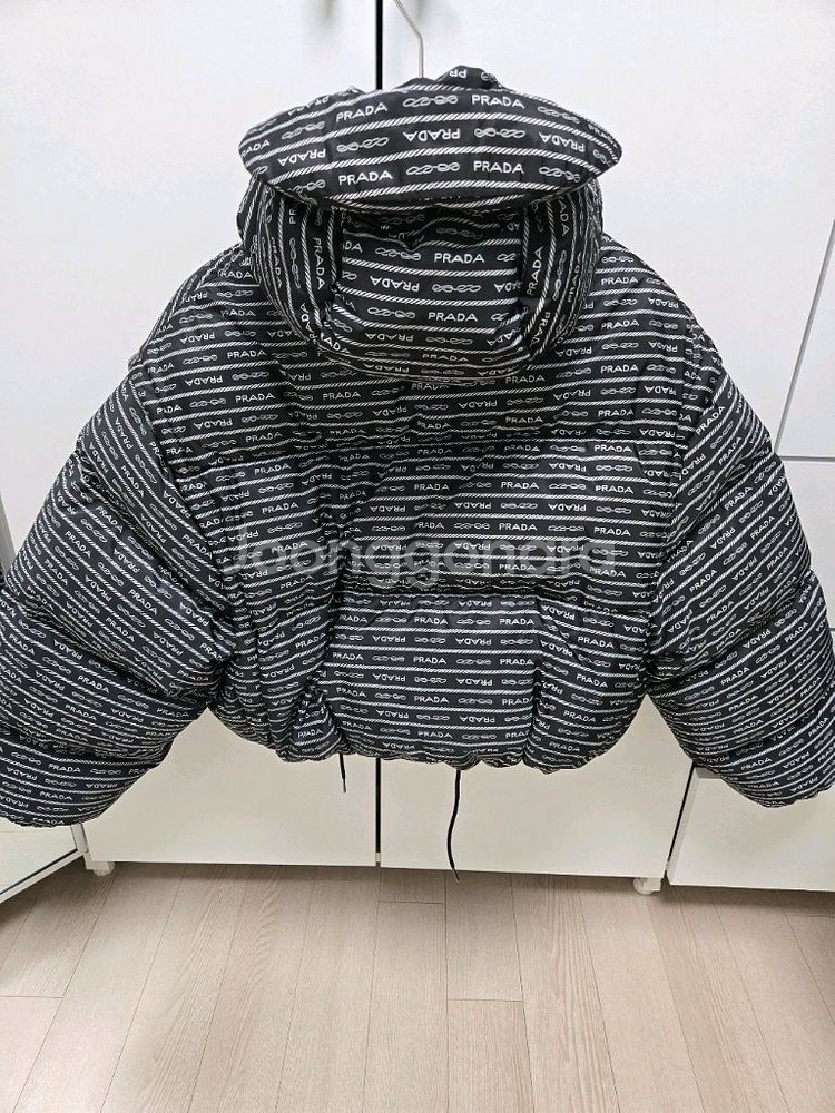 새상품 프라다 리나일론 숏패딩 38(55~66)--2