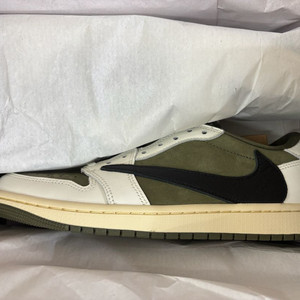 조던1 x 트래비스 스캇 리버스 올리브