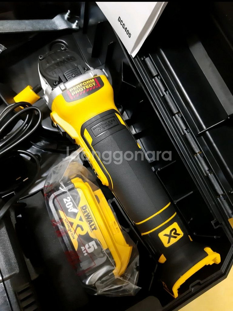 디월트 충전그라인더세트 DCG405P2--1