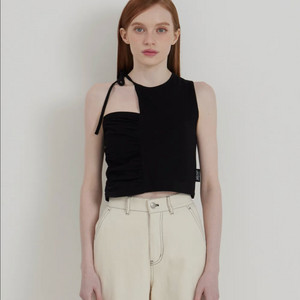 새상품)앤디아더 블랙 셔링 절개 슬리브스