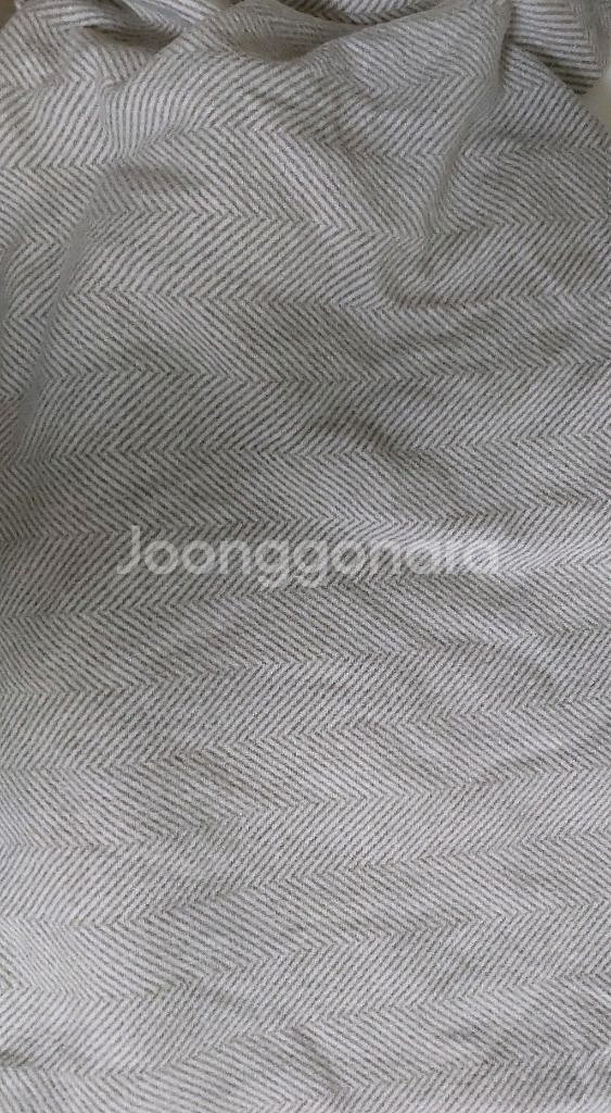 베이지 색의 담요--0