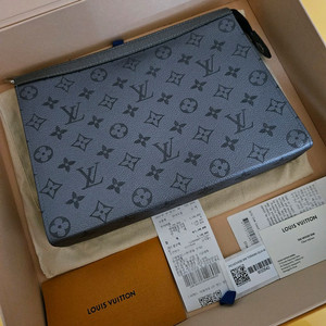 루이비통 포쉐트 보야주 메탈 클러치 MM