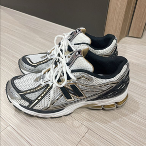 뉴발란스 1906 255사이즈