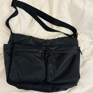 유니클로 멀티포켓숄더백 팝니다